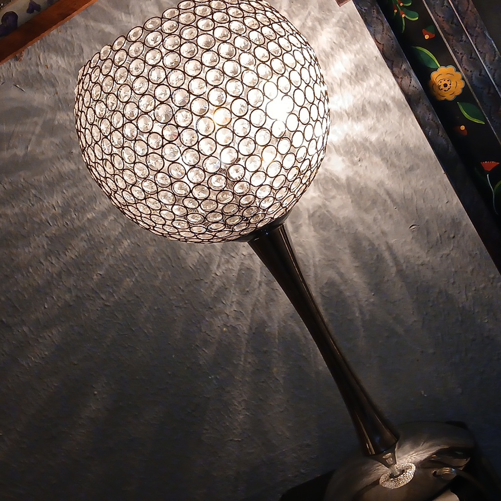 Table lamp with crystal details and plated color
